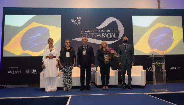 Presidente do CFO é homenageado no 5º Congresso Dentista Facial